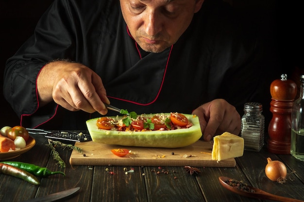 szef kuchni przygotowujący danie